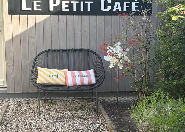 Le Petit Cafe L'Arriere Cour