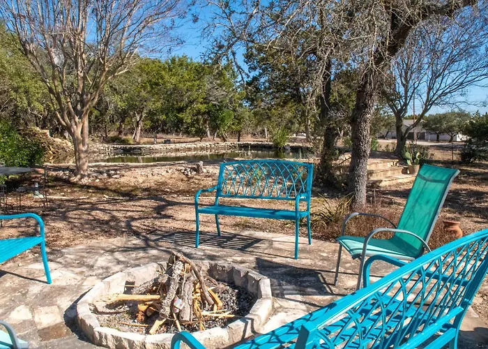 Serene Hill Country Wildlife Sanctuary W/ Porch