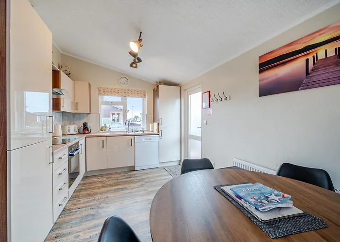 2 Bed Cabin - Sleeps 4 - Pets - 5 Min To Beach