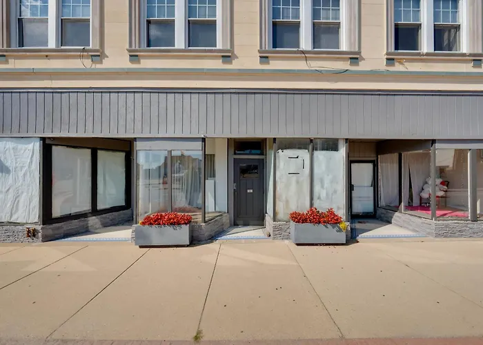 Walkable Racine Retreat! 1 Mi To Lake Michigan