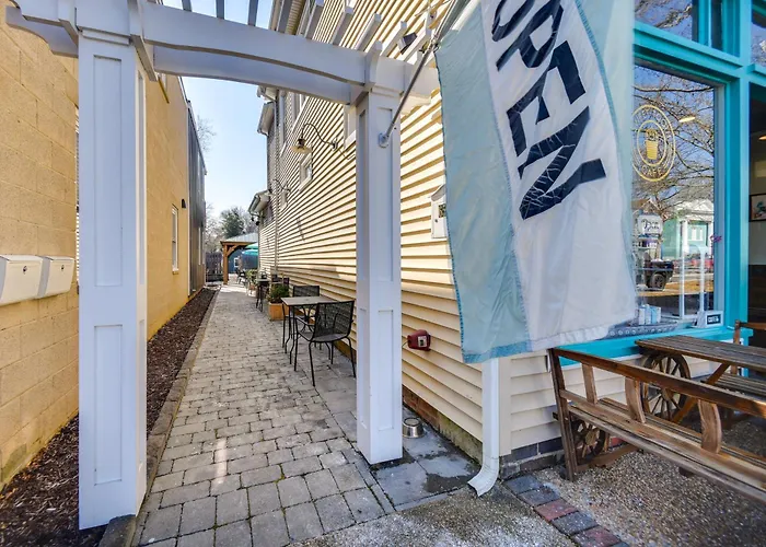Family-Friendly Main St Gloucester Apt W/ Balcony!