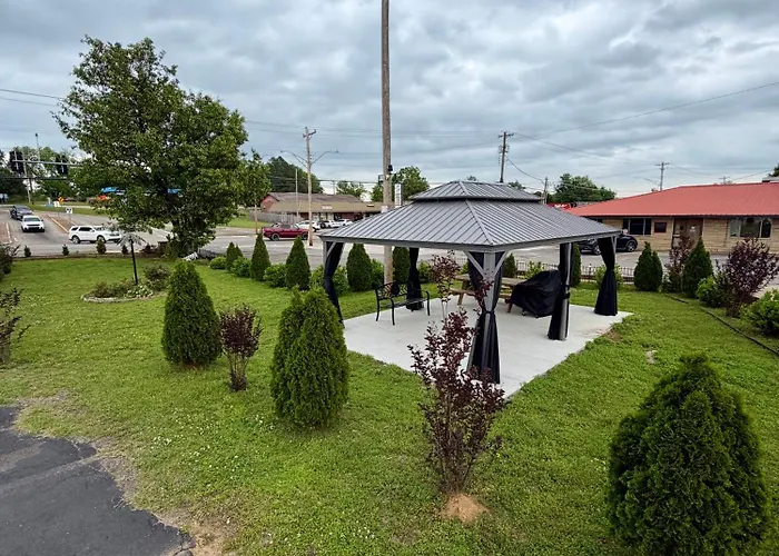 Ozark Inn & Suites