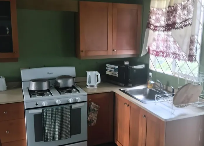 Cheerful 2-Bedroom Home In Falmouth Garden