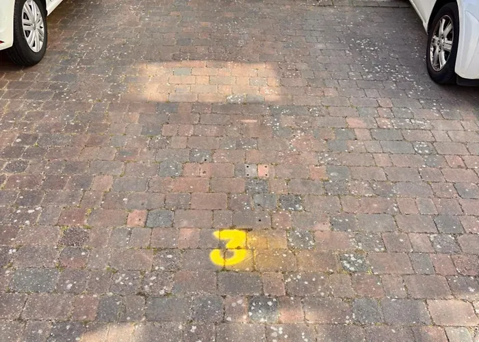 Riverside Channel5: Sunny Canterbury Cottage with Free Parking