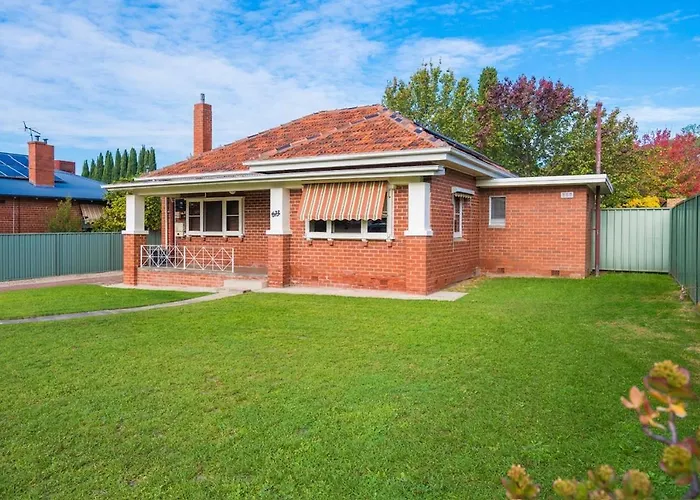 Red Brick Beauty - Central Cottage