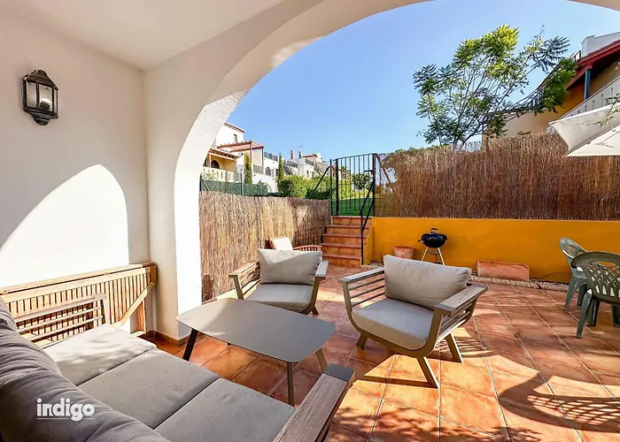 Poolside Townhouse - Sleeps 6 - Rou02