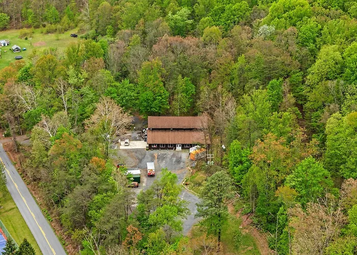 Huge Cabin W Hot Tub, Deck, Grill, Fire Pit, Wifi