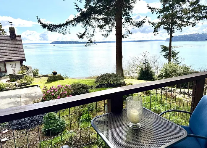 Puget Sound Chic Romantic Cottage With Private Beach Access & Gated Entry