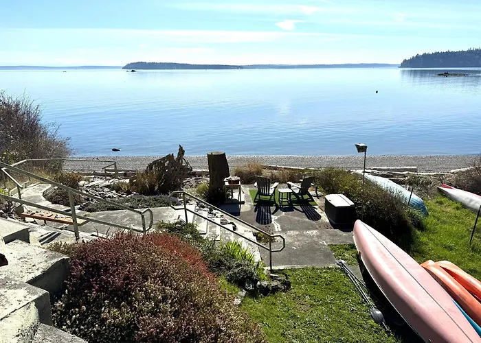 Puget Sound Chic Romantic Cottage With Private Beach Access & Gated Entry