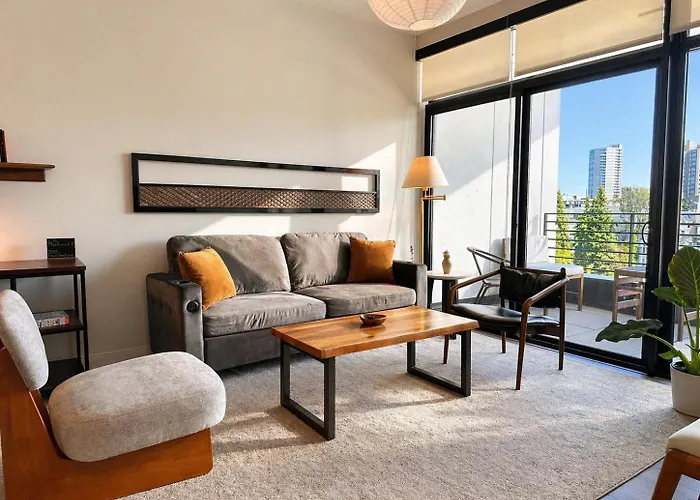 East Side Luxury 1Br Apt - Near Brady St With Balcony And Lounge - Sleeps 4