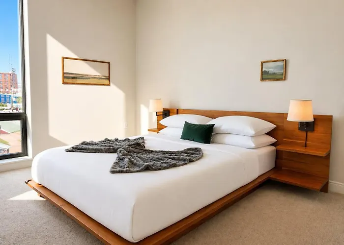 East Side Luxury 1Br Apt - Near Brady St With Balcony And Lounge - Sleeps 4