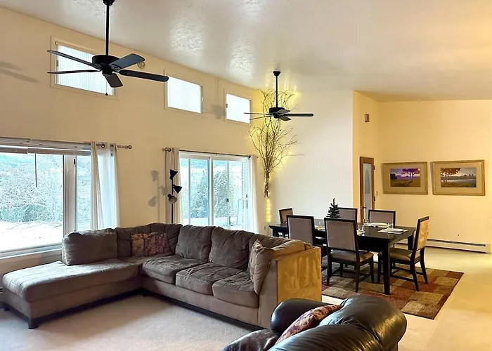 Charming, Spacious, Contemporary Mountain Retreat