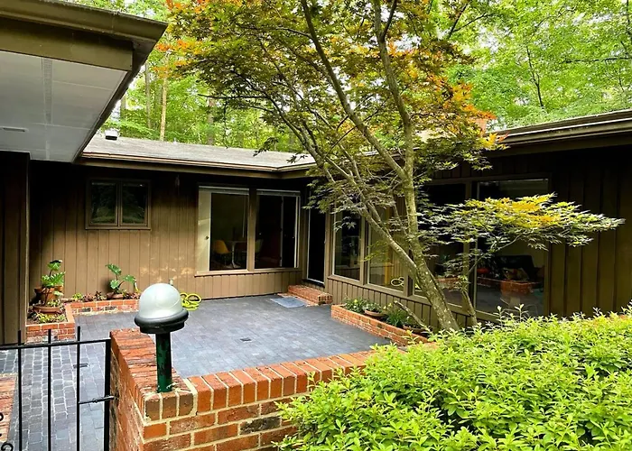 Mid-Century Gem Creekside King Beds Near Unc