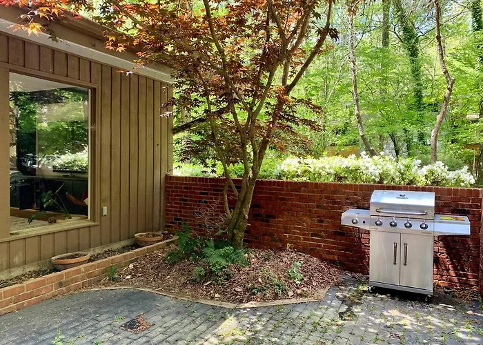 Mid-Century Gem Creekside King Beds Near Unc
