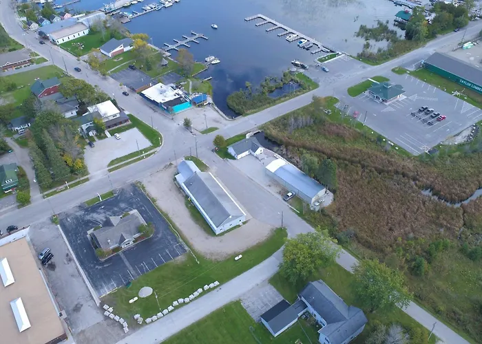 Cozy Cedarville Cottage - Walk To Lake Huron!