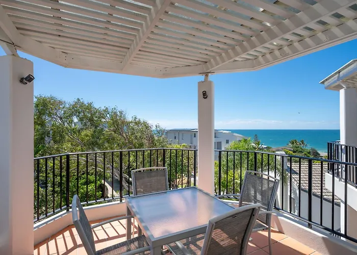 Cosy Apartment With Ocean Views, Sunshine Beach
