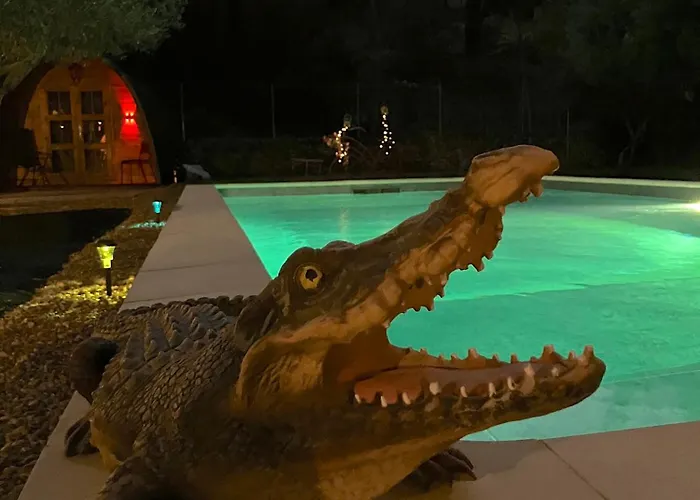 Roulotes De Charme Avec Piscine Chauffee Et Bain Nordique A Uzes