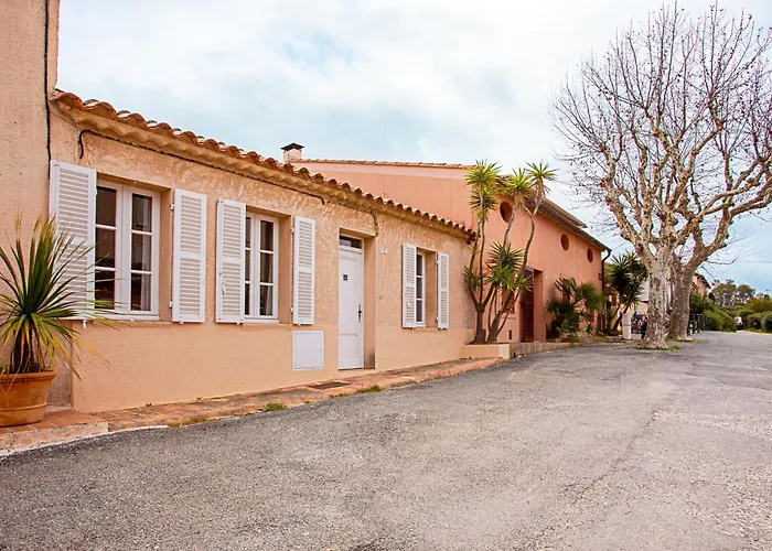 La Maison Et Son Jardin Clos