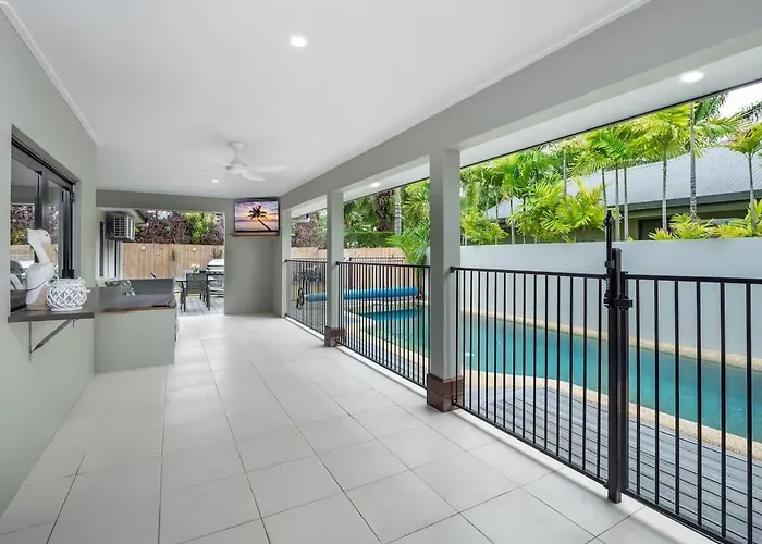 Tropical Pool Sanctuary In Kewarra Beach, Family And Dog Friendly