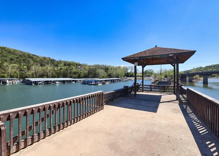 Holiday Island Escape W/ Panoramic Lake Views
