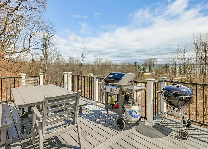 Suttons Bay Lk House, Kayaking, Hot Tub, Fire Pit