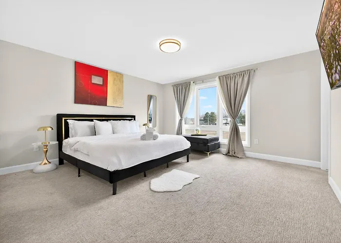 Luxury Niagara 3 Bdr Townhouse /Garage