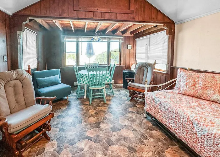 Cozy Cape Cottage—Deck Views Of Cape Cod Bay