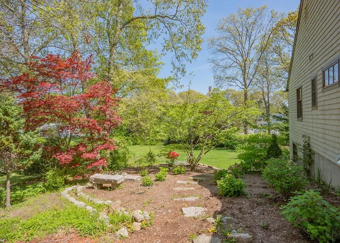 Gorgeous Cape Cod Retreat Near Town Neck