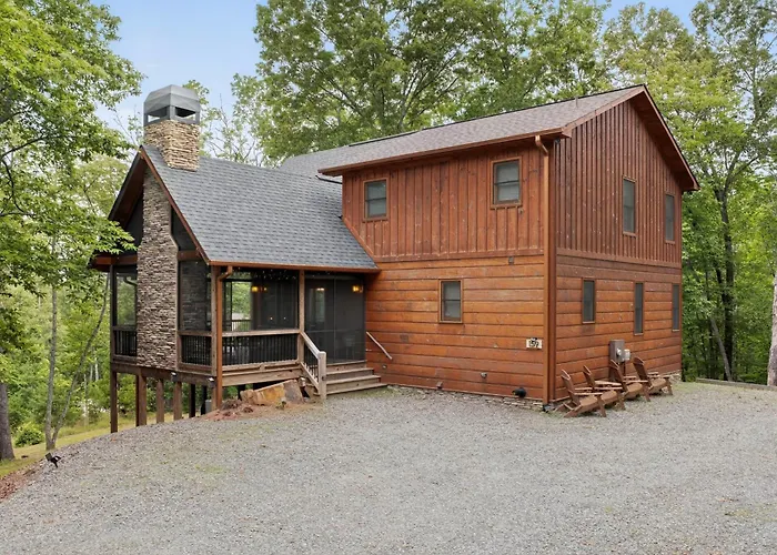 Luxury Mineral Bluff Cabin With Deck & Hot Tub!