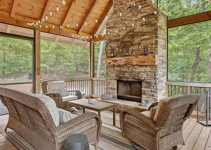 Luxury Mineral Bluff Cabin With Deck & Hot Tub!