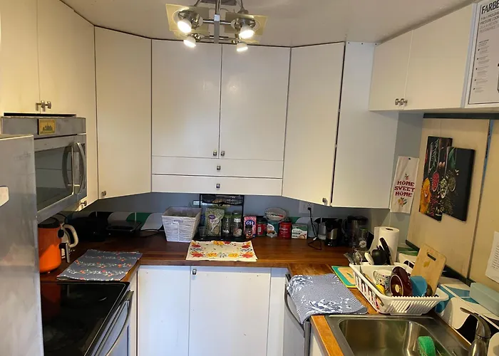 Shared Space With Private Room In Beautiful Lakefront Apartment