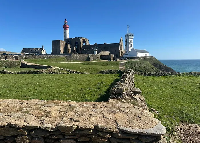 Piscine Chauffee, Vue Phare Pointe St Mathieu, Acces Direct Plage Et Gr34