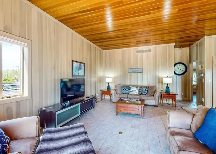 The Boat House W/ Dock: Enjoy Lake Life!