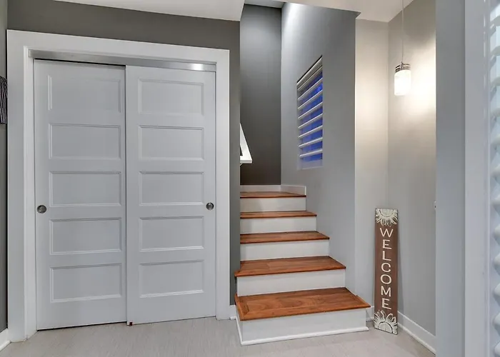 Modern & Stylish Townhome, Walk To Downtown Restuarants & Bars!