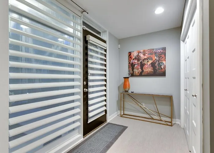 Modern & Stylish Townhome, Walk To Downtown Restuarants & Bars!