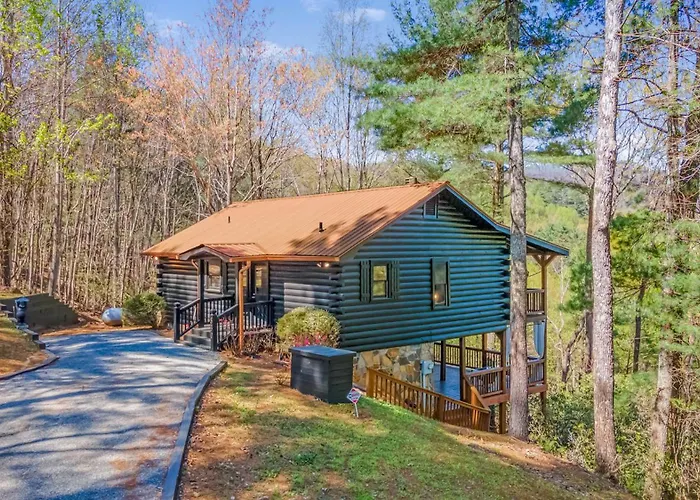 Fall Colors, Cozy Nights Hot Tub, Firepit, Mountain Views & 2 King Suites