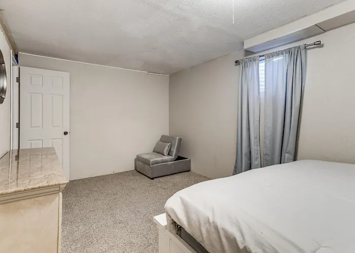 Spacious Aurora Retreat W/ Game Room + Hot Tub!