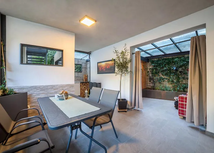 Holzer'S Apartment
