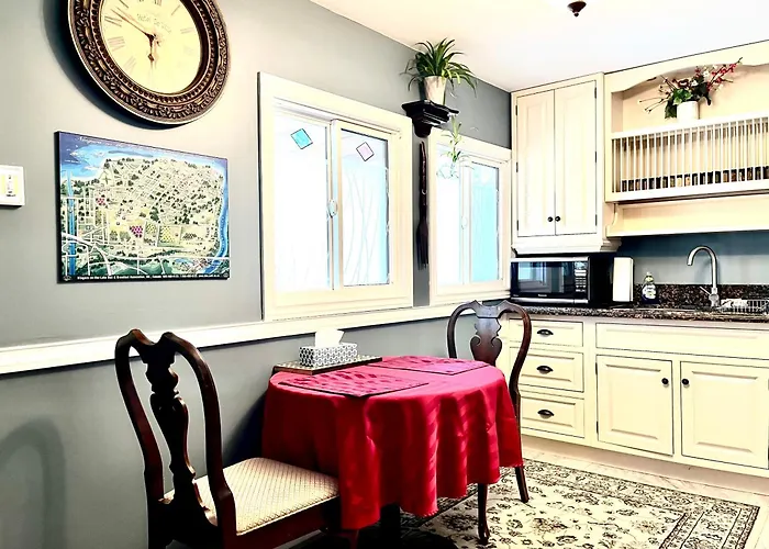 Barker House Suite 1,In The Heart Of Old-Town