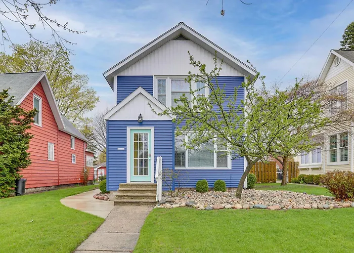 Ludington Home W/ 6 Bicycles < 1 Mi To Beach!