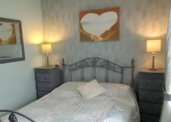 3 Bed Chalet - Sleeps 6 - Parking - Garden - Wifi