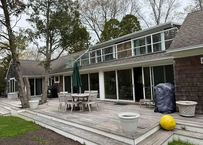 Spacious 5-Br 4-Bath Pool In East Hamptons