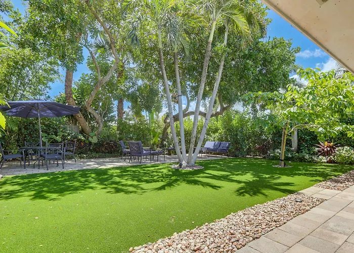 Vibrant North Palm Beach Home ~ 2 Mi To Beach!