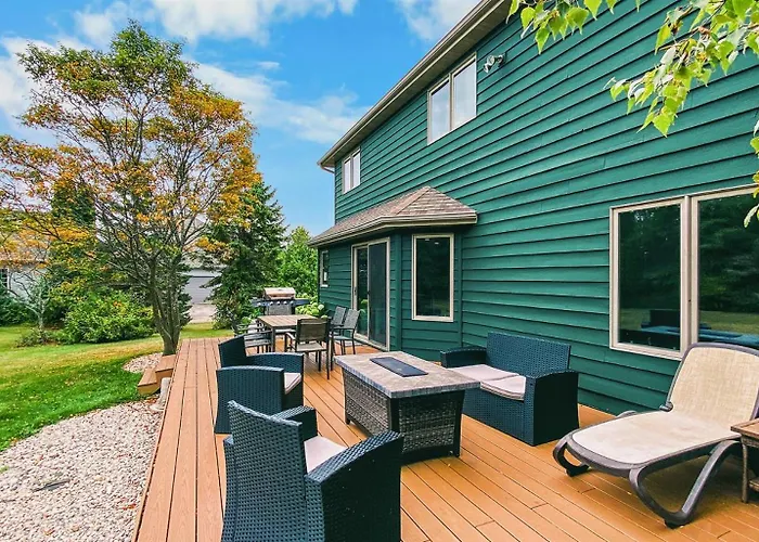 Cherry Hill- Charming Sister Bay Home, Backyard Oasis, Hottub