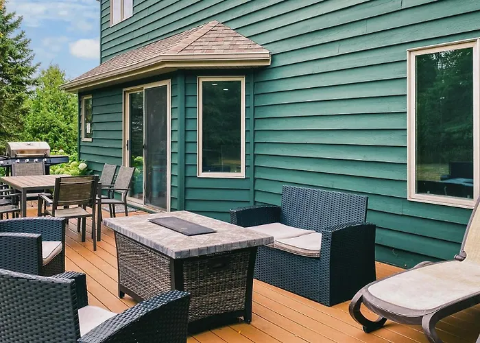Cherry Hill- Charming Sister Bay Home, Backyard Oasis, Hottub