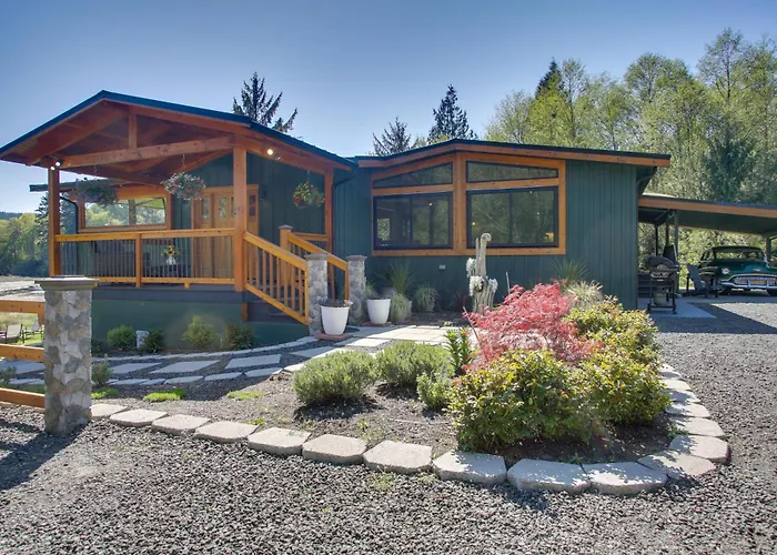 Puget Sound Views, 8.5 Acres! Luxury Outdoor Oasis