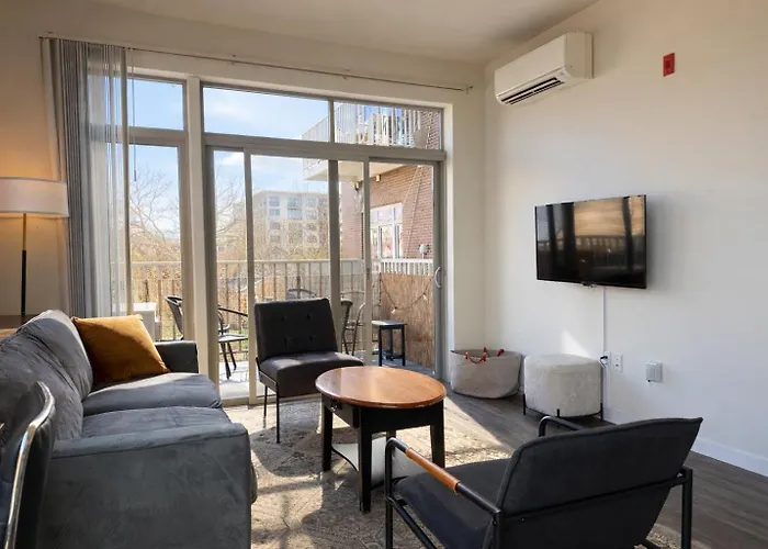 Brady St Oasis - Walkable & Quiet Neighborhood + Private Balcony - Sleeps 5