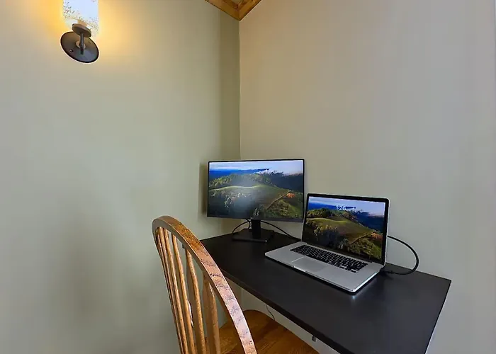 Hillcrest Hideaway Spacious Mountain View Oasis