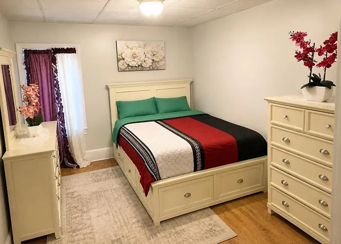 Fall River Stay Stylish 2Br Urban Haven Suite