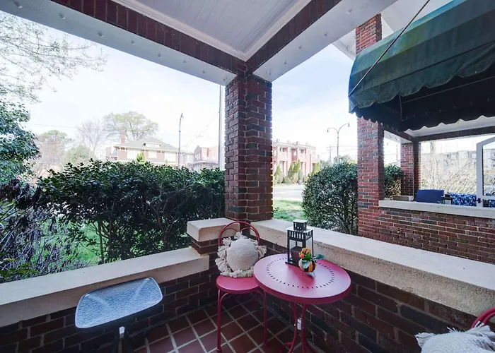 Retro 1Br In Elizabeth With Porch & Eclectic Design
